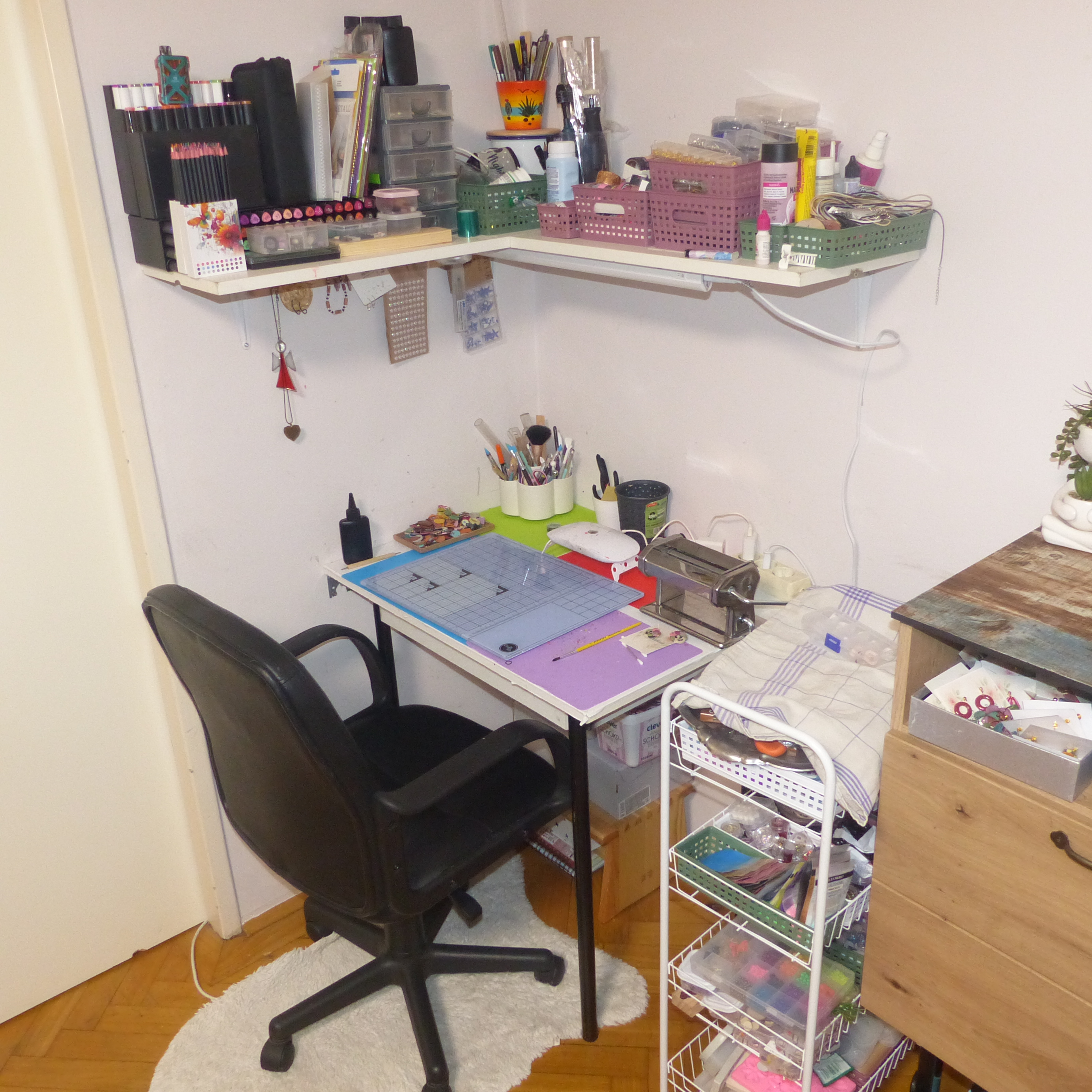 Detalj ručno rađenih naušnica